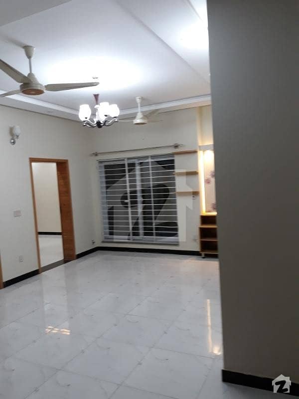 بحریہ ایکسپریس وے بحریہ ٹاؤن راولپنڈی راولپنڈی میں 5 کمروں کا 7 مرلہ مکان 3.33 کروڑ میں برائے فروخت۔
