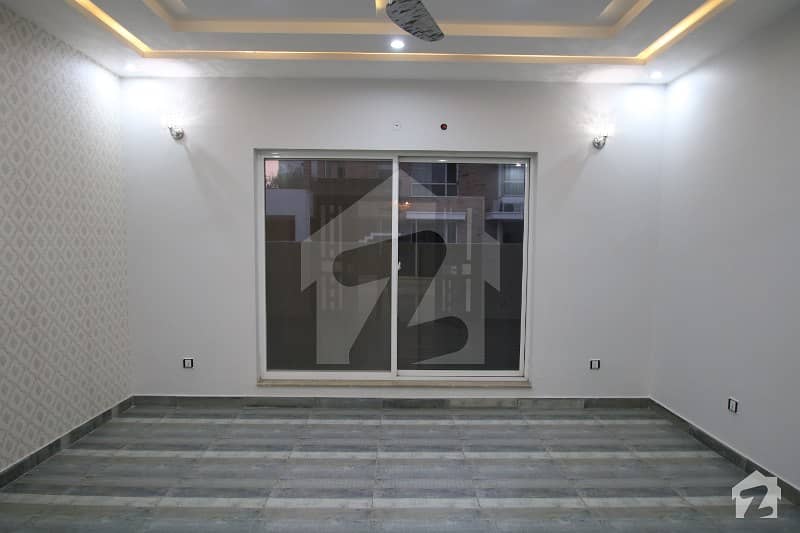 ڈی ایچ اے فیز 8 ڈیفنس (ڈی ایچ اے) لاہور میں 4 کمروں کا 10 مرلہ مکان 2.7 کروڑ میں برائے فروخت۔