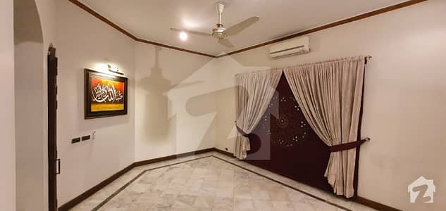 10 Marla Well Maintained Bungalow Near Y Block Market Hot Location