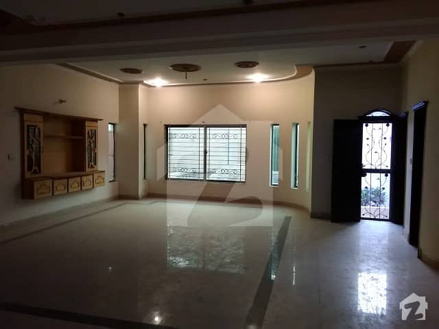 1 Kanal Outclass Luxury Upper Portion With Real Pics Having 3-bed Drawing In Airline Society Along Shoukat Khanum Hospital