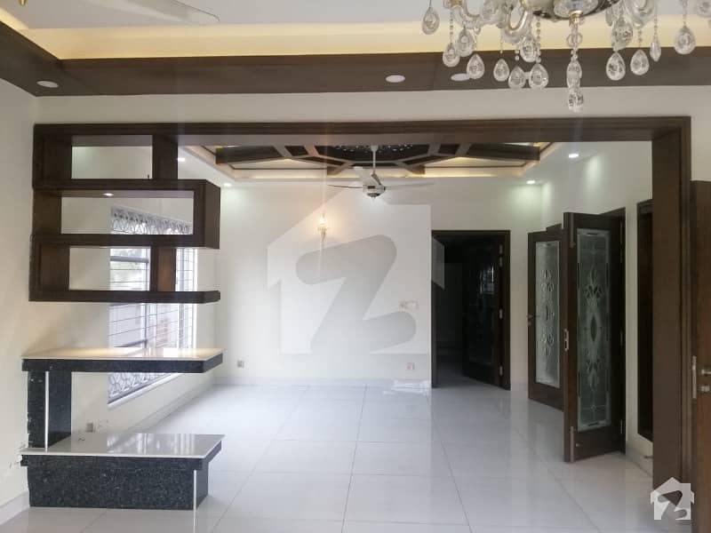 بحریہ ٹاؤن ۔ بلاک ای ای بحریہ ٹاؤن سیکٹرڈی بحریہ ٹاؤن لاہور میں 5 کمروں کا 1 کنال مکان 4.3 کروڑ میں برائے فروخت۔