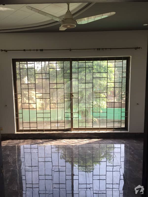 1kanal lower portion  facing park hot location for rent