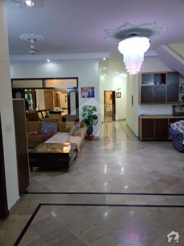 جوہر ٹاؤن فیز 1 جوہر ٹاؤن لاہور میں 5 کمروں کا 1 کنال مکان 3.5 کروڑ میں برائے فروخت۔