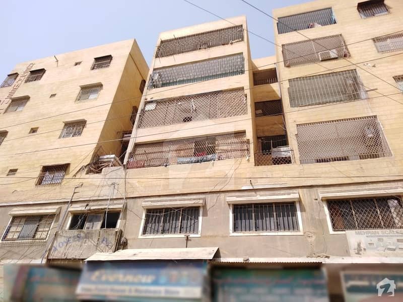 Flat Of 900  Square Feet In Latifabad Is Available
