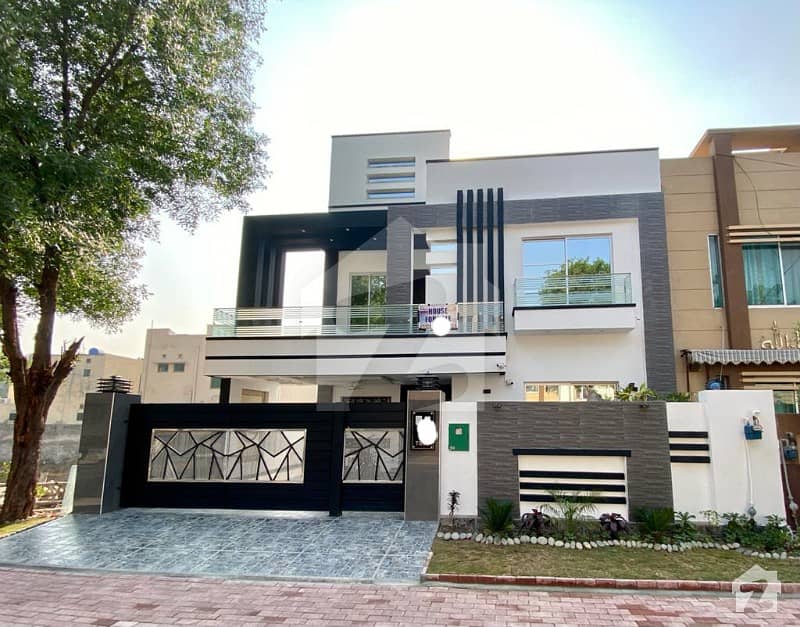 10 Marla Beautiful House In Bahria Town Lahore