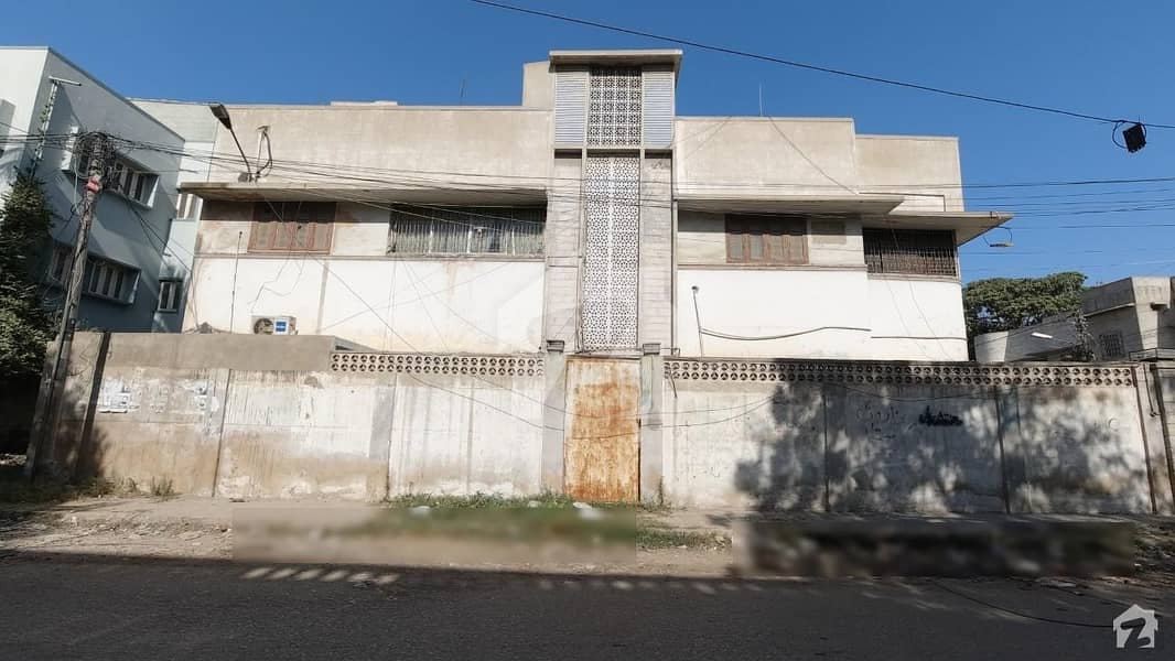 پی ای سی ایچ ایس بلاک 2 پی ای سی ایچ ایس جمشید ٹاؤن کراچی میں 6 کمروں کا 16 مرلہ مکان 10 کروڑ میں برائے فروخت۔