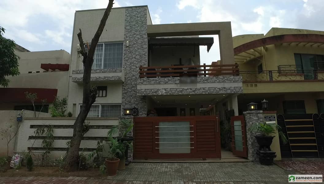 10 Marla Brand New House Available For Urgent Sale