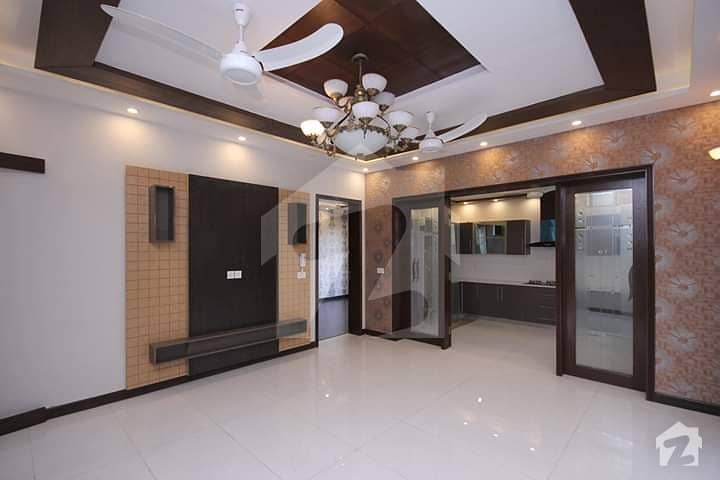 ڈی ایچ اے فیز 7 - بلاک ایکس فیز 7 ڈیفنس (ڈی ایچ اے) لاہور میں 4 کمروں کا 10 مرلہ مکان 2.7 کروڑ میں برائے فروخت۔