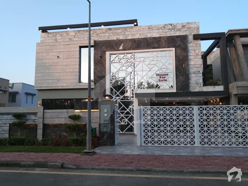 بحریہ ٹاؤن ۔ بلاک ای ای بحریہ ٹاؤن سیکٹرڈی بحریہ ٹاؤن لاہور میں 6 کمروں کا 1 کنال مکان 4.25 کروڑ میں برائے فروخت۔