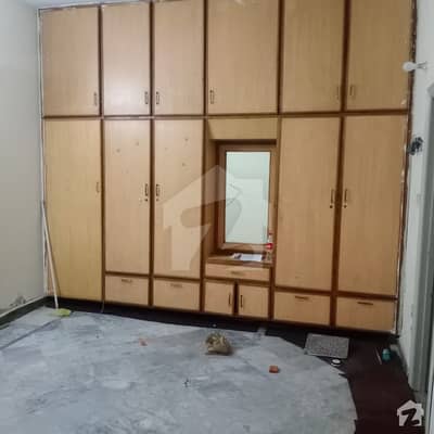آفیسرز کالونی نمبر ۱ سوساں روڈ فیصل آباد میں 3 کمروں کا 6 مرلہ زیریں پورشن 25 ہزار میں کرایہ پر دستیاب ہے۔