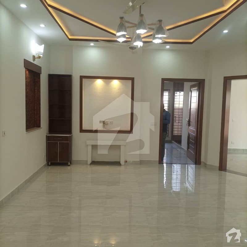 آئی ای پی انجینئرز ٹاؤن لاہور میں 5 کمروں کا 10 مرلہ مکان 2.2 کروڑ میں برائے فروخت۔