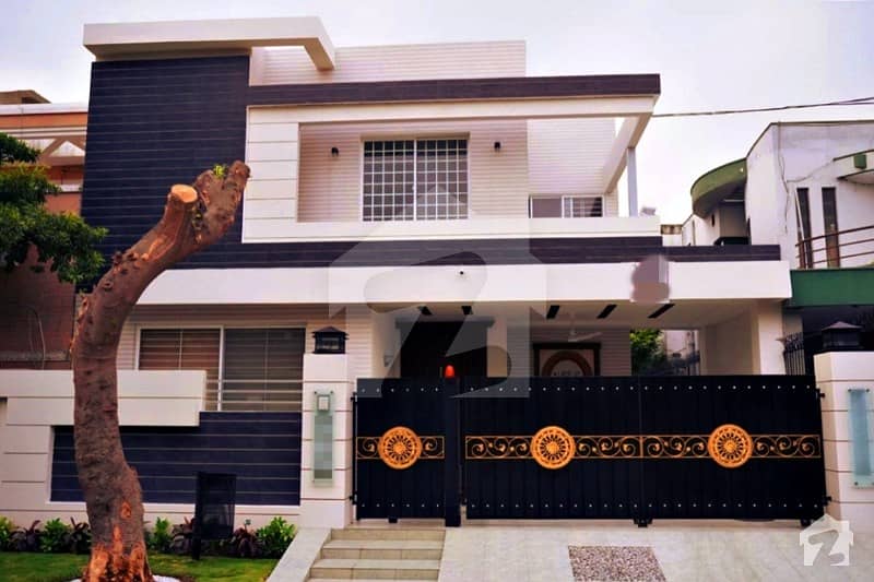 10 Marla Mazhar Munir Fully Basement  With Home Theater Bungalow For Sale