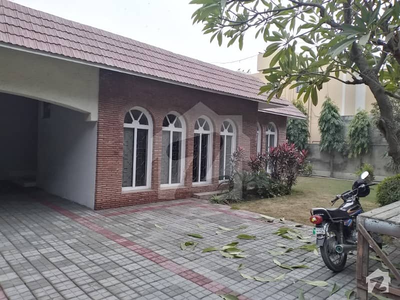 کینٹ لاہور میں 4 کمروں کا 2 کنال مکان 3 لاکھ میں کرایہ پر دستیاب ہے۔