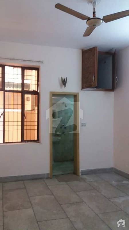 پی اے ایف آفیسرز کالونی کینٹ لاہور میں 3 کمروں کا 12 مرلہ زیریں پورشن 37 ہزار میں کرایہ پر دستیاب ہے۔