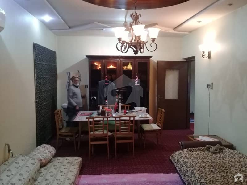 ڈیفینس آفیسر کالونی پشاور میں 4 کمروں کا 11 مرلہ مکان 4 کروڑ میں برائے فروخت۔