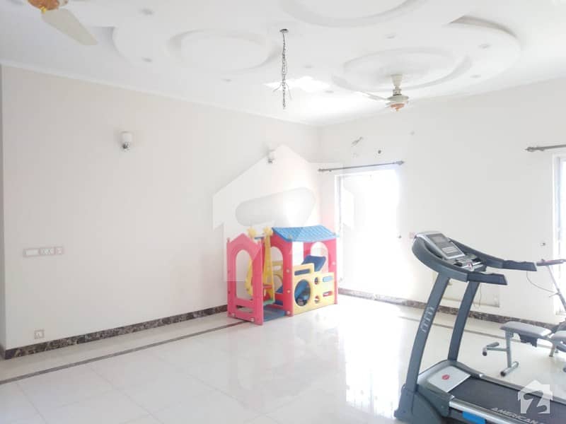 1 KANAL UPPER PORTION AVAILABLE FOR RENT IN DHA PHASE 7
