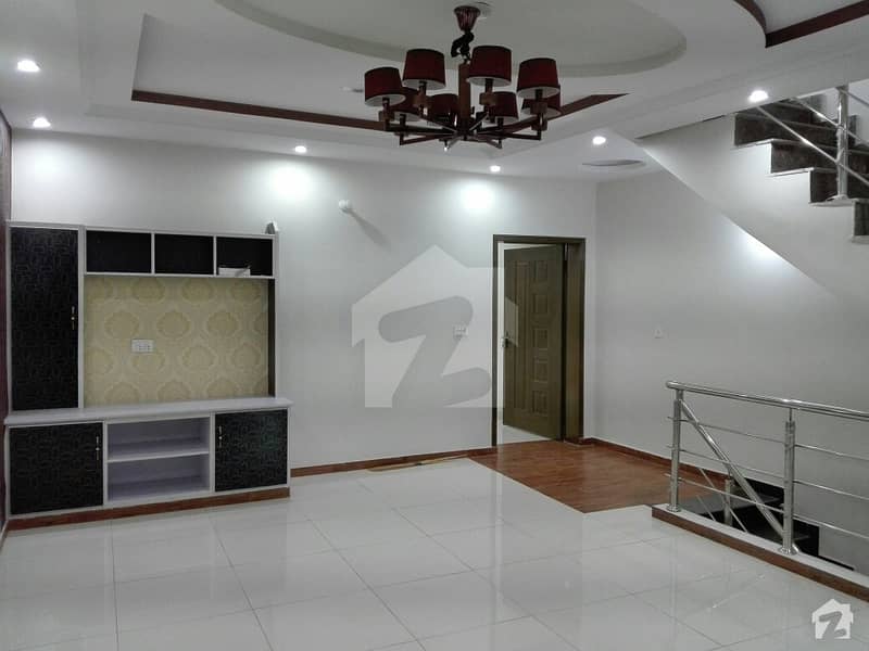 ویلینشیاء ہاؤسنگ سوسائٹی لاہور میں 5 کمروں کا 1 کنال مکان 1.2 لاکھ میں کرایہ پر دستیاب ہے۔