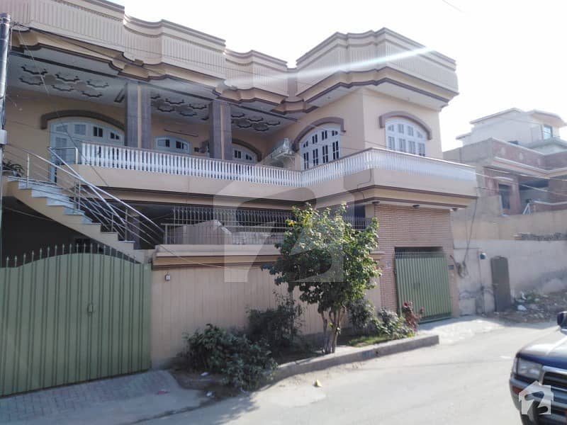 اقصی ٹاؤن فیصل آباد میں 7 کمروں کا 13 مرلہ مکان 3 کروڑ میں برائے فروخت۔