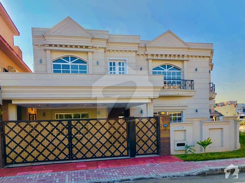 22 Marla Luxury Park Facing Corner House Availble For Sale