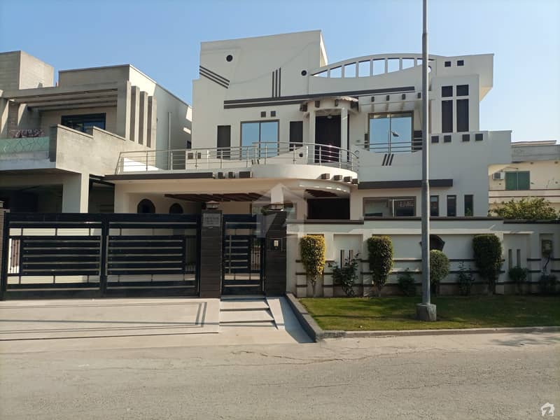 18 Marla House Situated In DC Colony For Sale