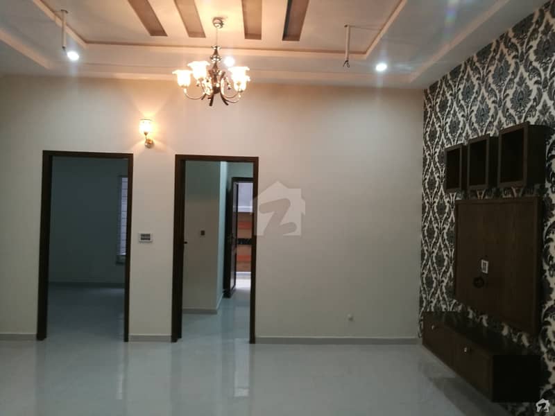 ایڈن بولیوارڈ ہاؤسنگ سکیم کالج روڈ لاہور میں 4 کمروں کا 5 مرلہ مکان 1.15 کروڑ میں برائے فروخت۔