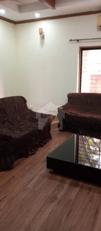 ڈی ایچ اے فیز 2 - بلاک ایس فیز 2 ڈیفنس (ڈی ایچ اے) لاہور میں 5 کمروں کا 1 کنال مکان 4.25 کروڑ میں برائے فروخت۔