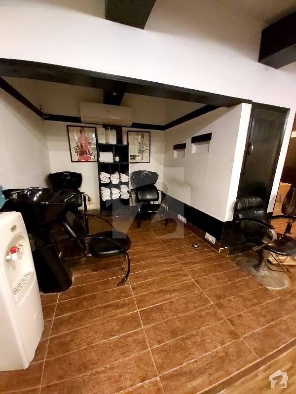 1000 Sq Feet Salon & Boutique Space For Rent