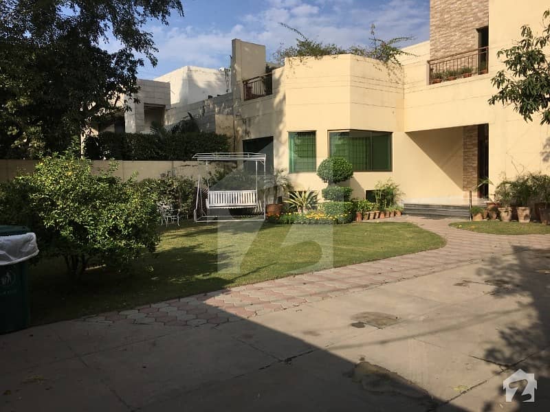 ماڈل ٹاؤن لاہور میں 6 کمروں کا 2 کنال مکان 11 کروڑ میں برائے فروخت۔