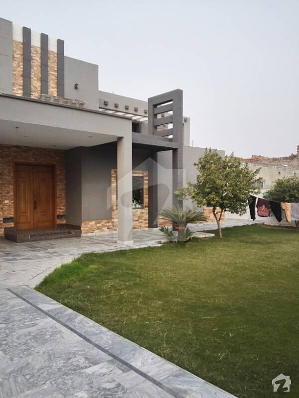 9000  Square Feet House In Iep Engineers Town For Sale