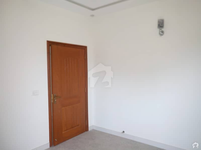 5 Marla Flat Situated In Paragon City For Rent