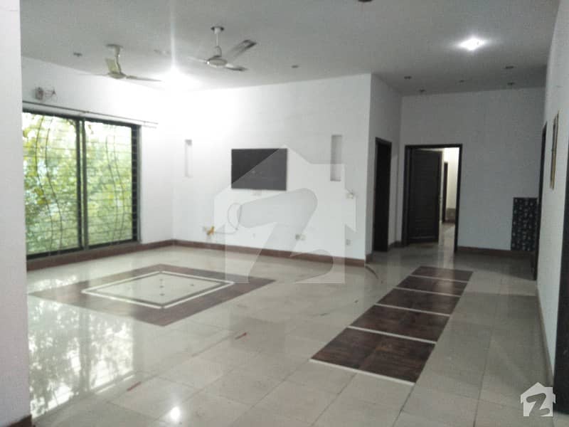 01 KANAL UPPER PORTION WITH 3 BED ROOMS AND SEP ENTRANCE FOR RENT