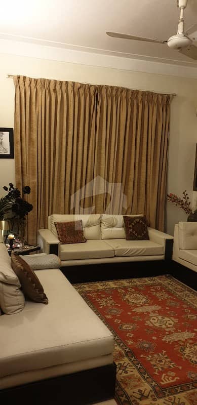 لارنس روڈ لاہور میں 7 کمروں کا 7 مرلہ مکان 2.7 کروڑ میں برائے فروخت۔