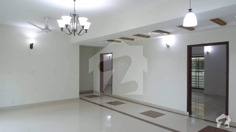 3 Bed Ground Floor Brand New With Gas Flat Sized 2700  Square Feet For Rent