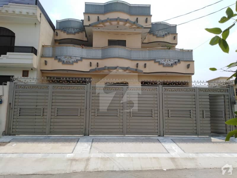Stunning 10 Marla House In Hayatabad Available