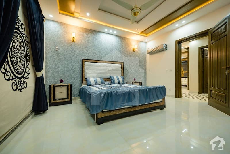 بحریہ ٹاؤن جاسمین بلاک بحریہ ٹاؤن سیکٹر سی بحریہ ٹاؤن لاہور میں 6 کمروں کا 1 کنال مکان 7.5 کروڑ میں برائے فروخت۔