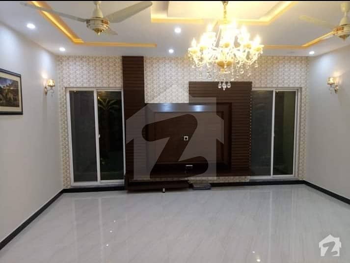 کینٹ لاہور میں 6 کمروں کا 2 کنال مکان 3 لاکھ میں کرایہ پر دستیاب ہے۔