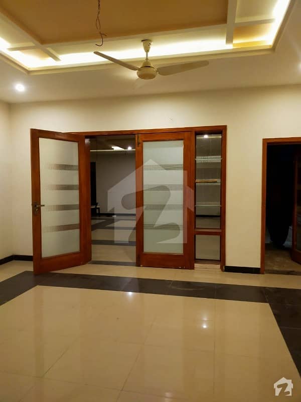 پی سی ایس آئی آر ہاؤسنگ سکیم فیز 2 پی سی ایس آئی آر ہاؤسنگ سکیم لاہور میں 5 کمروں کا 1 کنال مکان 1.75 لاکھ میں کرایہ پر دستیاب ہے۔