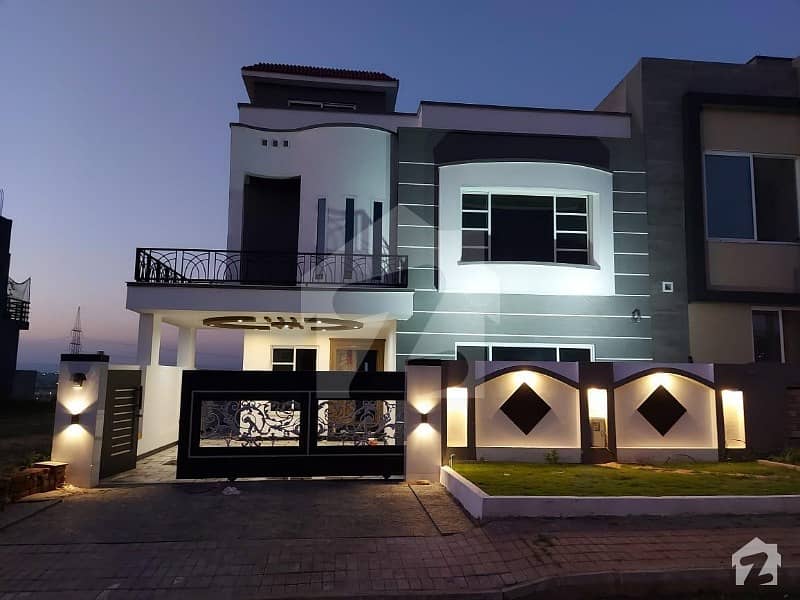بحریہ ٹاؤن فیز 8 بحریہ ٹاؤن راولپنڈی راولپنڈی میں 5 کمروں کا 11 مرلہ مکان 2.3 کروڑ میں برائے فروخت۔