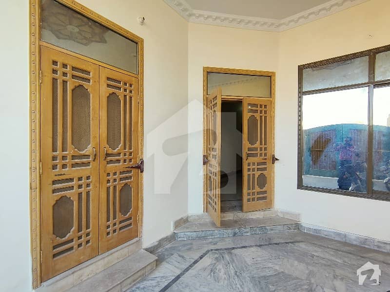 شالیمار کالونی ملتان میں 4 کمروں کا 10 مرلہ مکان 37 ہزار میں کرایہ پر دستیاب ہے۔