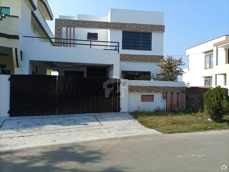 10 Marla House In DC Colony For Sale At Good Location