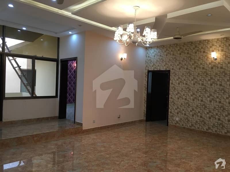 ڈی ایچ اے فیز 8 ڈیفنس (ڈی ایچ اے) لاہور میں 5 کمروں کا 1 کنال مکان 5 کروڑ میں برائے فروخت۔