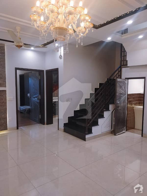 ڈی ایچ اے 9 ٹاؤن ڈیفنس (ڈی ایچ اے) لاہور میں 3 کمروں کا 5 مرلہ مکان 1.4 کروڑ میں برائے فروخت۔