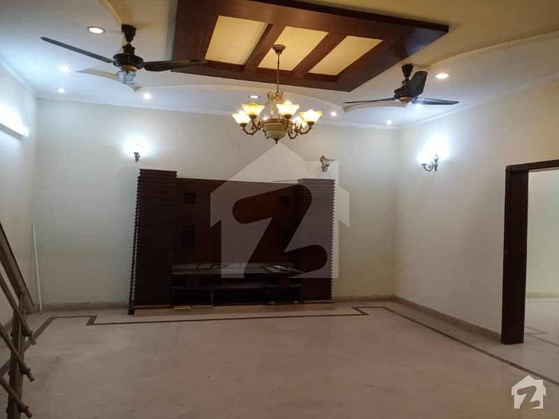 جوہر ٹاؤن لاہور میں 5 کمروں کا 13 مرلہ مکان 3.5 کروڑ میں برائے فروخت۔