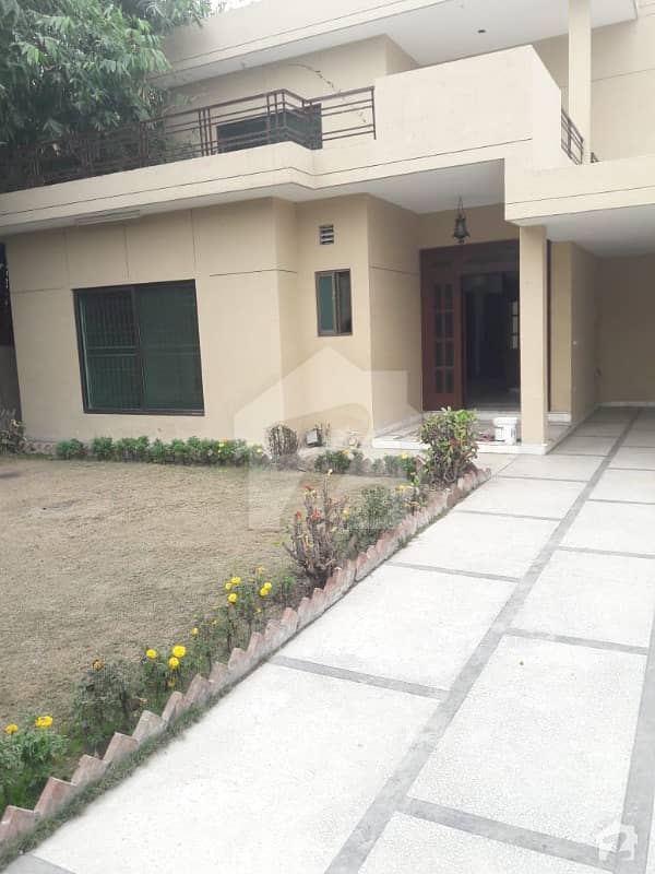 ڈی ایچ اے فیز 1 - بلاک کے فیز 1 ڈیفنس (ڈی ایچ اے) لاہور میں 5 کمروں کا 1 کنال مکان 1.1 لاکھ میں کرایہ پر دستیاب ہے۔
