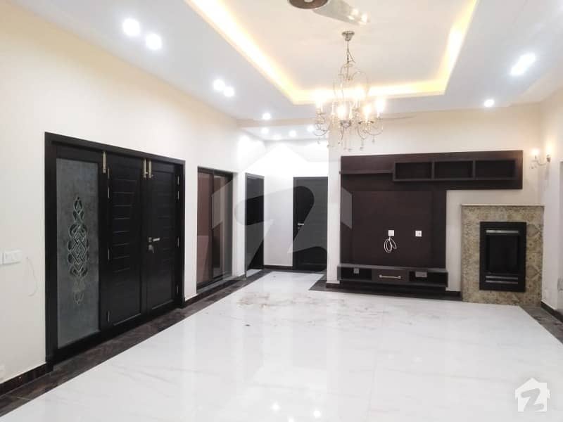 1 KANAL BRAND NEW UPPER PORTION AVAILABLE FOR RENT IN PHASE 7