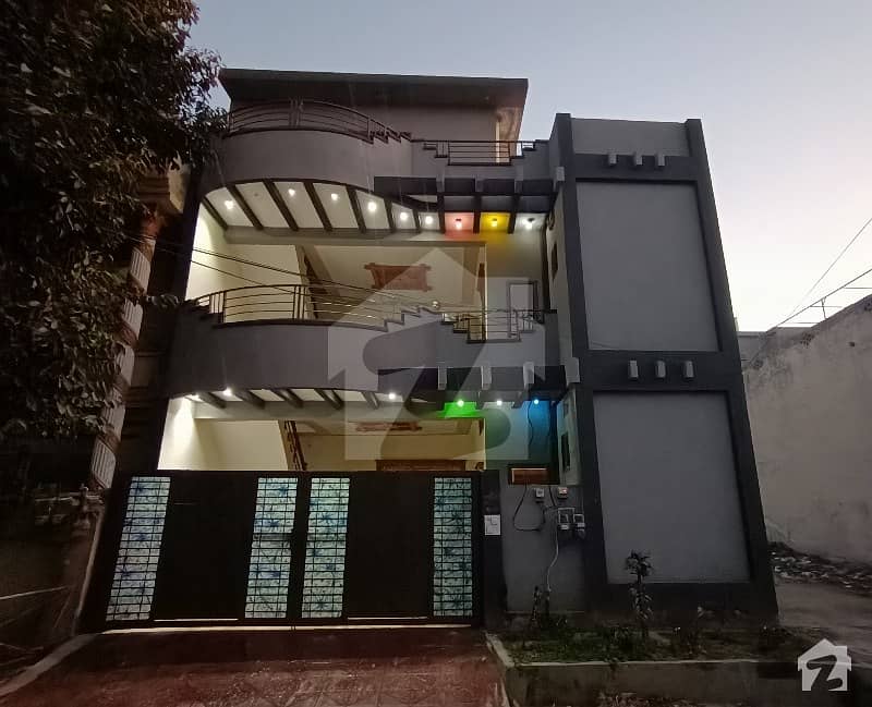 ماڈل ٹاؤن واہ میں 6 کمروں کا 8 مرلہ مکان 1.25 کروڑ میں برائے فروخت۔