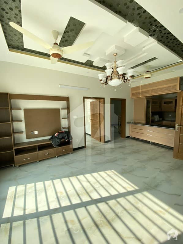 جناح گارڈنز ایف ای سی ایچ ایس اسلام آباد میں 5 کمروں کا 8 مرلہ مکان 2.1 کروڑ میں برائے فروخت۔