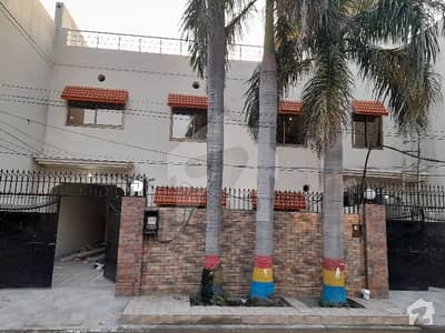 خادم علی روڈ سیالکوٹ میں 6 کمروں کا 9 مرلہ مکان 3.25 کروڑ میں برائے فروخت۔