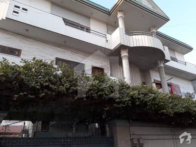 550 Square Yards Ground + 2 Bungalow In Excellent Condition 550 Square Yards Ground + 2 Bungalow In Excellent Condition
