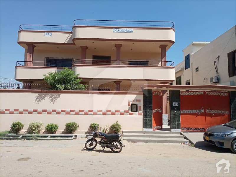 کلفٹن کراچی میں 6 کمروں کا 1.2 کنال مکان 13 کروڑ میں برائے فروخت۔